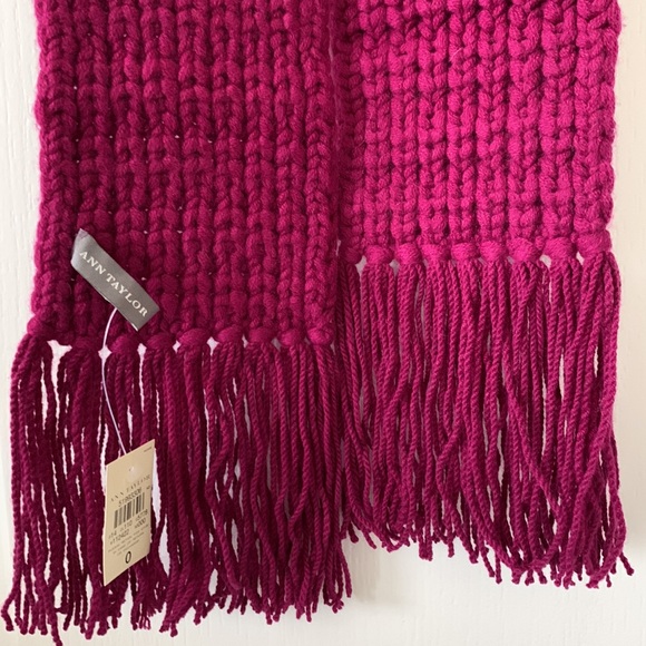 Ann Taylor Magenta 100% Cashmere Crochet Fringe Scarf New With Tag - Picture 5 of 8